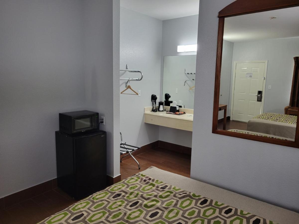 Scottish Inn & Suites Hankamer Экстерьер фото