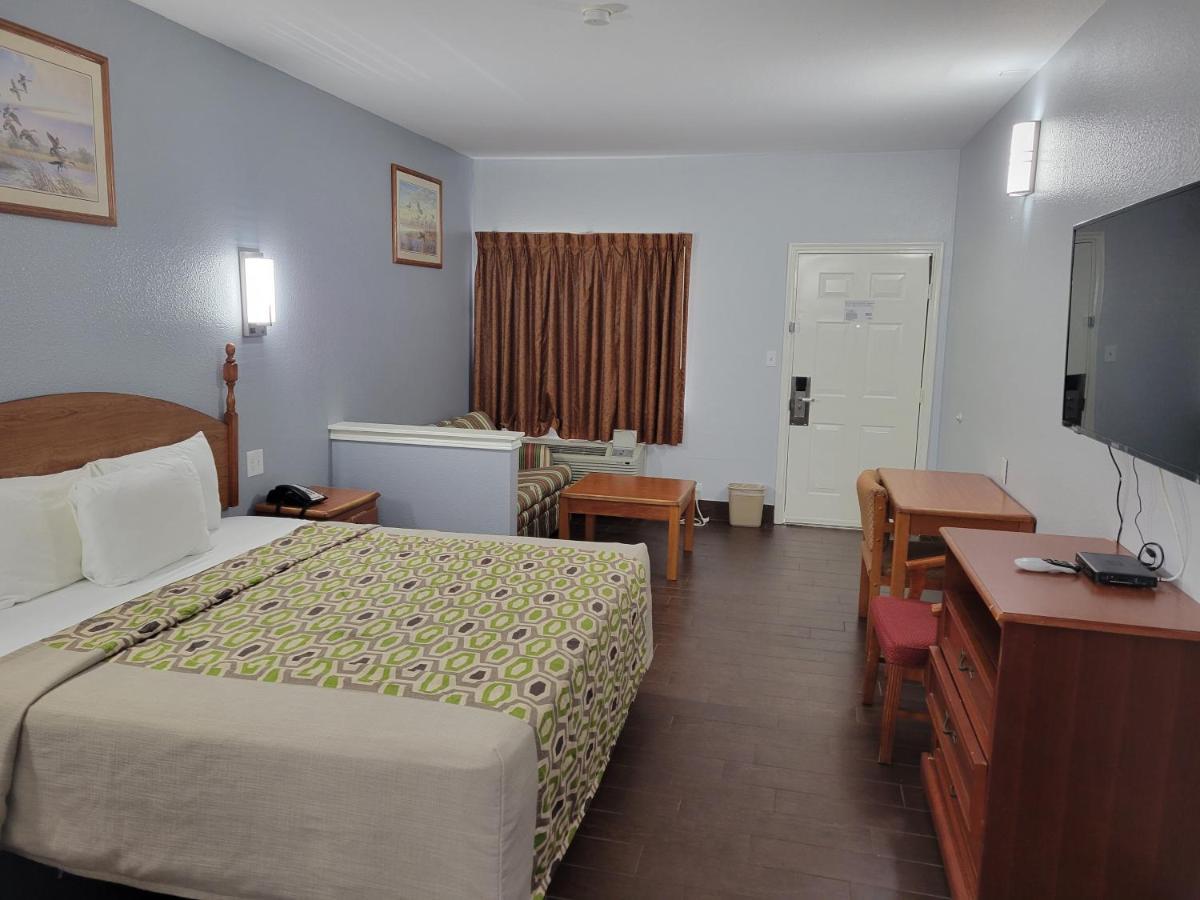 Scottish Inn & Suites Hankamer Экстерьер фото