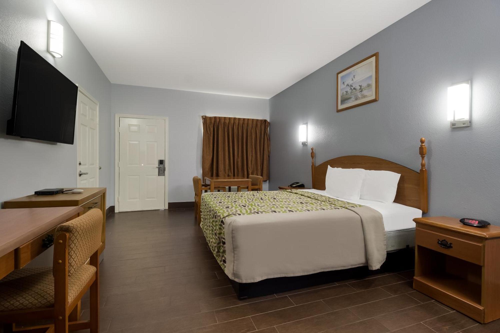 Scottish Inn & Suites Hankamer Экстерьер фото